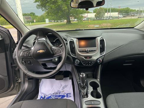 Used 2018 Chevrolet Cruze LT FWD image 15