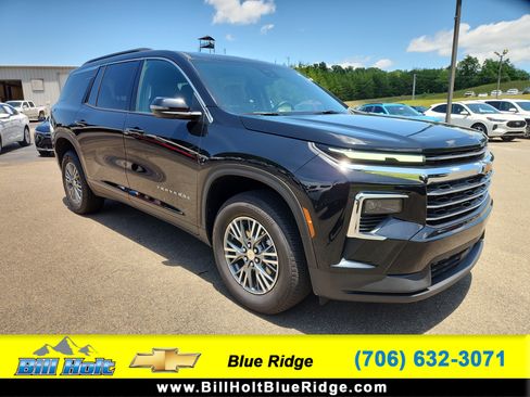 Used 2025 Chevrolet Traverse LT FWD image 1