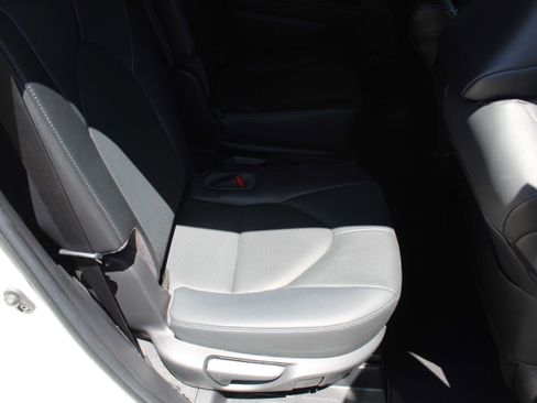 Used 2023 Toyota Highlander Limited FWD image 30