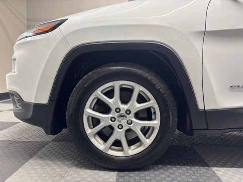 Used 2016 Jeep Cherokee Sport FWD image 12
