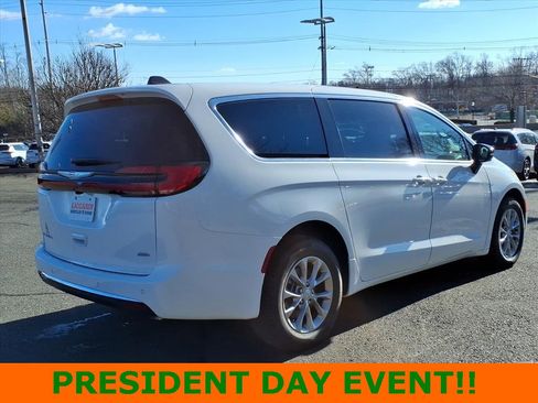 New 2026 Chrysler Pacifica Select image 7