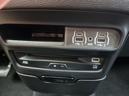 Used 2021 Chrysler Pacifica Touring w/ Uconnect Theater Family Group image 27