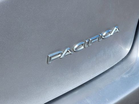 Used 2021 Chrysler Pacifica Touring-L image 30