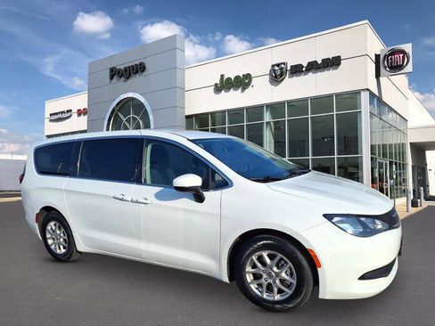 Used 2023 Chrysler Voyager LX FWD image 1