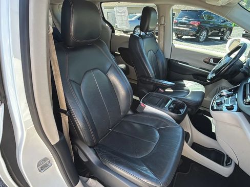 Used 2019 Chrysler Pacifica Touring-L FWD image 17
