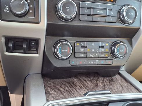 Used 2019 Ford F250 Lariat w/ Lariat Value Package AWD/4WD image 8