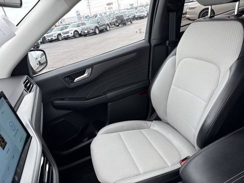 Used 2025 Ford Escape SE FWD image 17