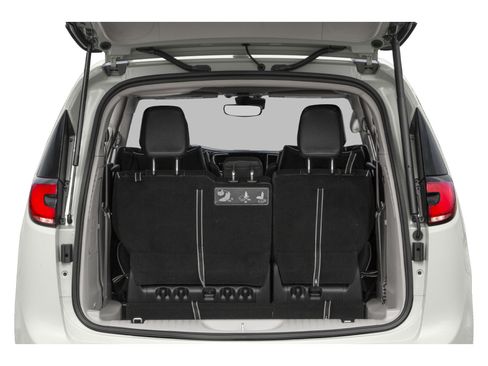 Used 2023 Chrysler Pacifica Limited w/ Uconnect Theater Family Group image 12