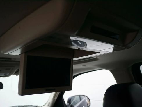 Used 2010 Cadillac Escalade Premium image 18