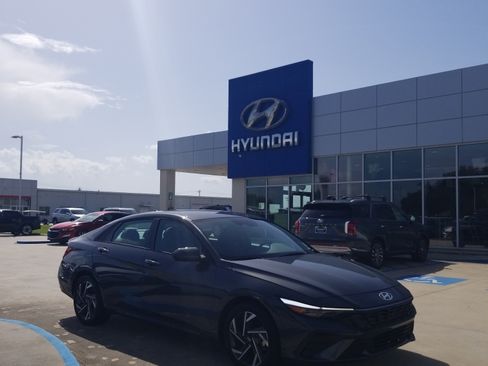 Used 2025 Hyundai Elantra Sport FWD image 1