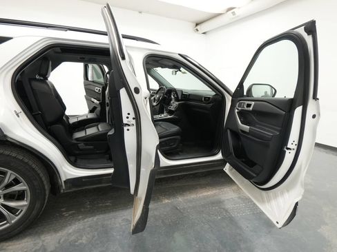 Used 2022 Ford Explorer XLT w/ Equipment Group 202A AWD/4WD image 36