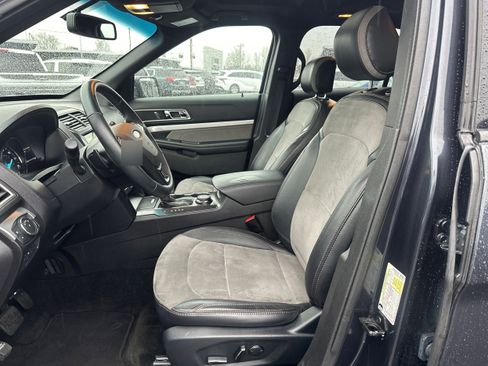 Used 2017 Ford Explorer XLT w/ XLT Appearance Package image 9