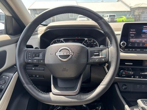 Used 2025 Nissan Rogue SV AWD/4WD image 14