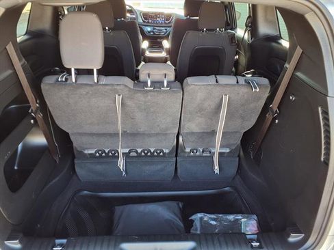 Used 2023 Chrysler Pacifica Touring image 23