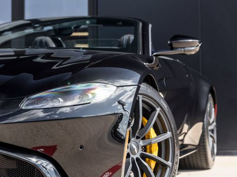 Used 2022 Aston Martin V8 Vantage Roadster RWD image 19