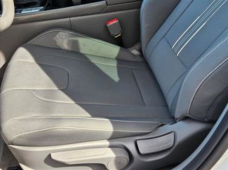 Used 2025 Hyundai Elantra SEL FWD video 4