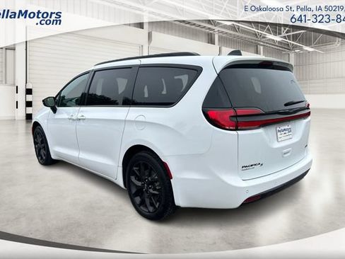 Used 2024 Chrysler Pacifica Touring-L w/ S Appearance Package AWD/4WD image 5