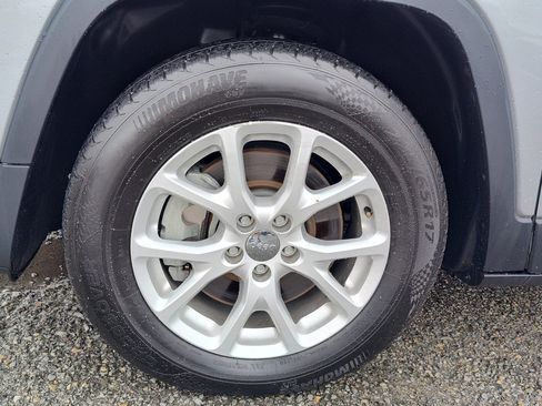 Used 2016 Jeep Cherokee Latitude image 12