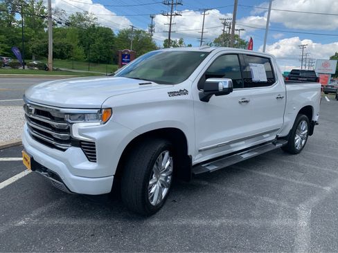 Used 2024 Chevrolet Silverado 1500 High Country w/ High Country Premium Package AWD/4WD image 3