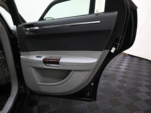 Used 2006 Chrysler 300 C w/ Sound Group II image 19