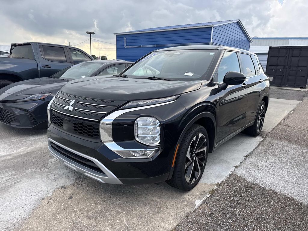 Used 2024 Mitsubishi Outlander SE AWD/4WD image 3