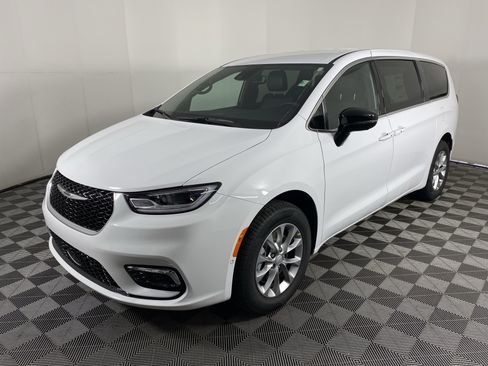 New 2026 Chrysler Pacifica Select AWD/4WD image 9