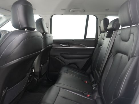 Used 2023 Jeep Grand Cherokee Limited w/ Luxury Tech Group II image 19