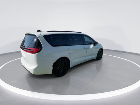 Used 2024 Chrysler Pacifica Touring-L w/ S Appearance Package image 20