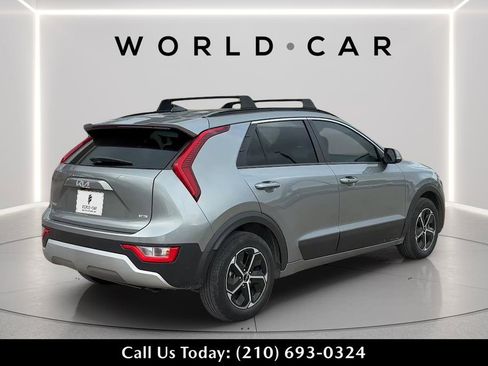 Certified 2025 Kia Niro EX FWD image 6