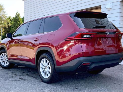 Used 2025 Toyota Grand Highlander AWD image 2