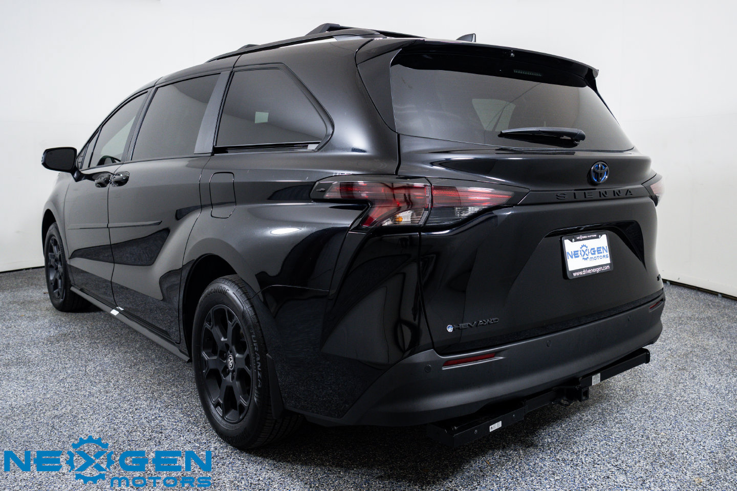 Used 2025 Toyota Sienna XLE Woodland Edition AWD/4WD image 32