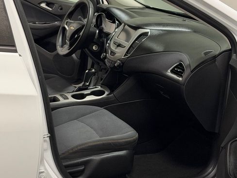 Used 2018 Chevrolet Cruze LS FWD image 11