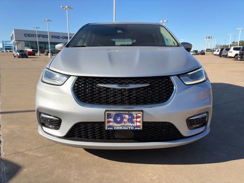 Used 2023 Chrysler Pacifica Touring-L image 3