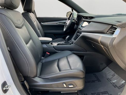 Used 2023 Cadillac XT6 Luxury image 7