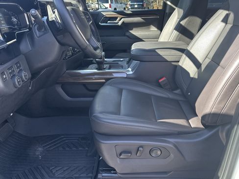 Used 2025 Chevrolet Silverado 1500 LT Trail Boss w/ Convenience Package II image 9