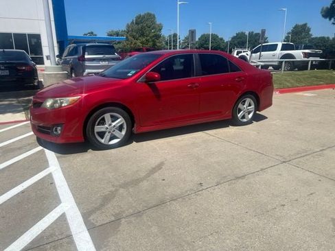 Used 2013 Toyota Camry SE FWD image 1