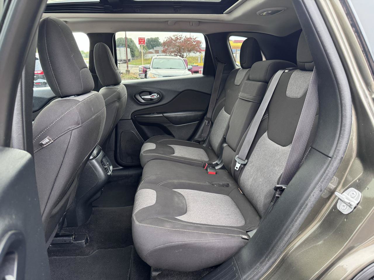 Used 2014 Jeep Cherokee Latitude w/ Comfort/Convenience Group AWD/4WD image 12