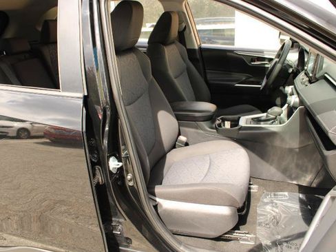 Used 2021 Toyota RAV4 XLE FWD image 10