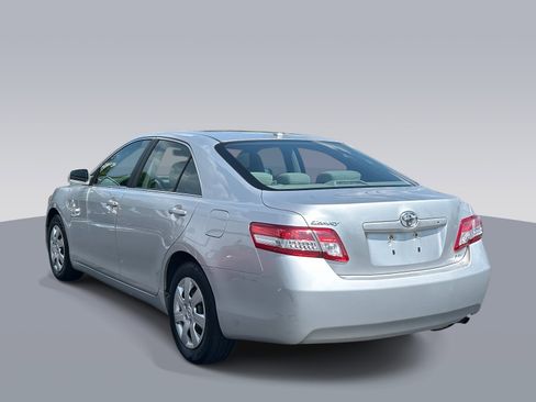 Used 2010 Toyota Camry LE image 5