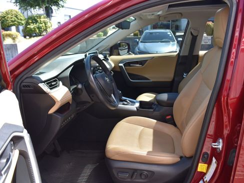 Used 2020 Toyota RAV4 Limited AWD/4WD image 18