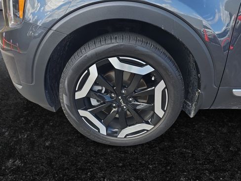 Used 2024 Kia Telluride EX w/ EX Captain's Chair Package image 9