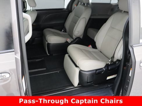 Used 2015 Toyota Sienna Limited Premium image 31