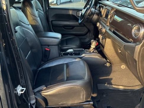 Used 2019 Jeep Wrangler Unlimited Sahara image 21