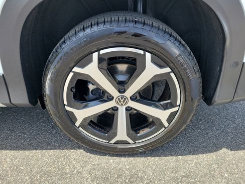 Used 2025 Volkswagen Tiguan SE w/ Panoramic Sunroof Package image 26