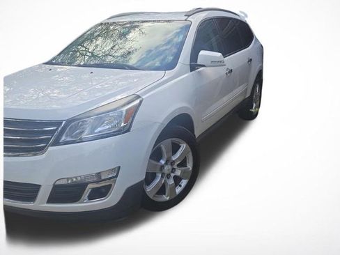 Used 2017 Chevrolet Traverse LT w/ Style and Technology Package image 3