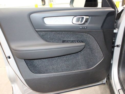 Used 2025 Volvo XC40 B5 Plus image 18