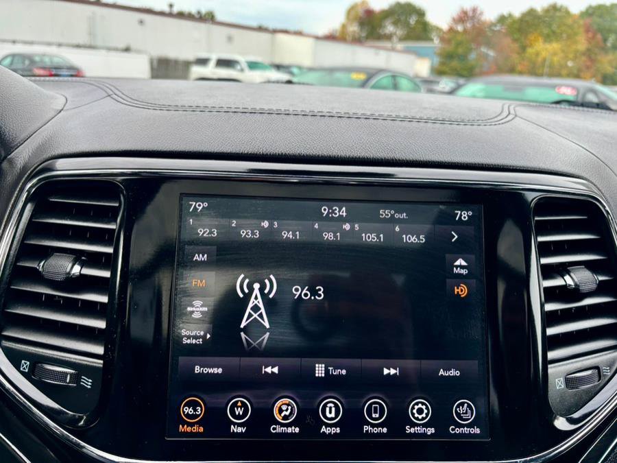 Used 2020 Jeep Grand Cherokee Overland AWD/4WD image 20
