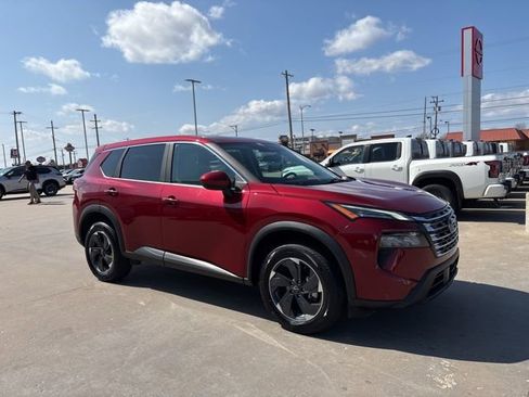 Used 2025 Nissan Rogue SV image 2