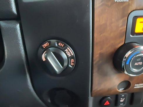 Used 2012 Nissan Titan SL image 11