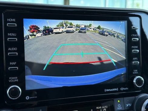 Used 2022 Toyota Highlander XLE AWD/4WD image 25